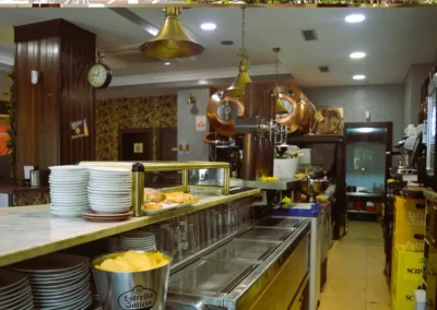 Vista lateral de la barra con tiradores de cerveza Estrella Galicia