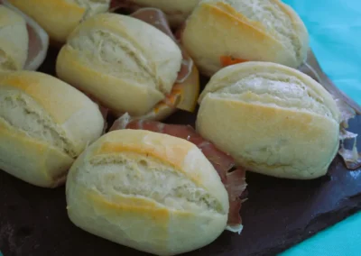 Bocadillos de jamón servidos en bandeja para eventos en Café Plaza Palencia