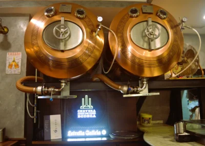 Depósitos de cobre de cerveza de bodega Estrella Galicia instalados en el interior del Café Plaza Palencia