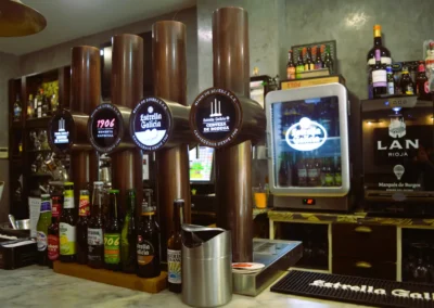 Tiradores de cerveza Estrella Galicia en la barra del Café Plaza Palencia