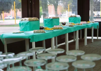 Mesa preparada para catering con comida y aperitivos en la terraza cerrada del Café Plaza en Palencia