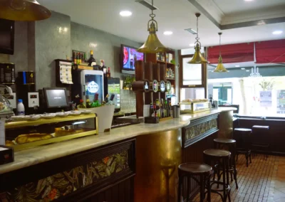 Vista general de la barra del Café Plaza Palencia con tiradores de cerveza y taburetes