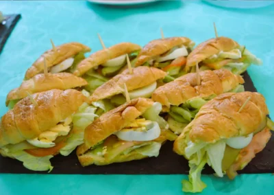 Croissants rellenos con huevo y vegetales listos para servir