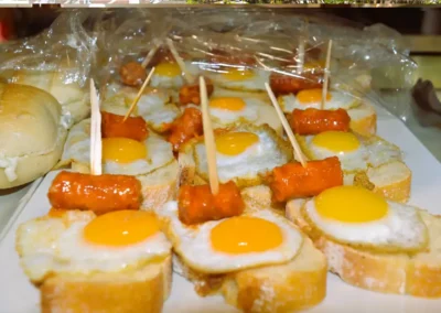 Pintxos con chorizo y huevo de codorniz sobre pan