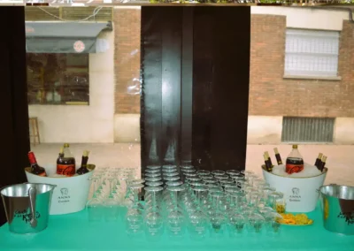 Copas de cristal y bebidas frías preparadas en barra