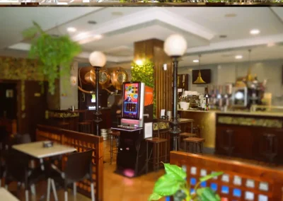 Zona interior con mesas y barra, pensada para tomar algo con tranquilidad en el centro de Palencia