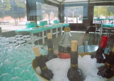 Cubitera con botellas y copas preparadas en la terraza cerrada