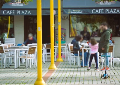 Clientes sentados en la terraza del Café Plaza en la Plaza de la Constitución de Palencia