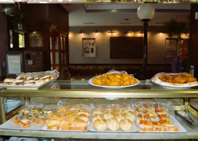 Vitrina con surtido de pinchos y tapas variadas