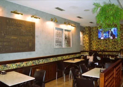 Zona interior de Café Plaza con decoración y mesas de mármol